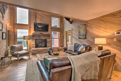 Image de 'Blue Spruce Cabin' w/ Hot Tub & Resort Amenities