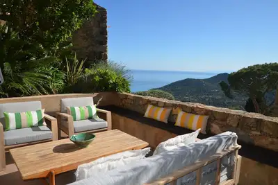 Image de Maison authentique de village - Clim. , terrasses, vue mer et piscine. Calme.