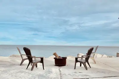 Image de Waterfront Lighthouse Vibe + Cedar Point + Fishing + Firepit + Park & Pier = Fun