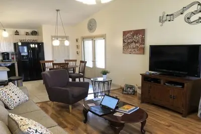 Image de House with Enclosed Garage! Protect your vehicles! 3 Bed/2 Bath!