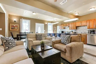 Image de 20% Off Monthly | 10% Off Weekly-St. Charles Ave Condo – Minutes to Fq
