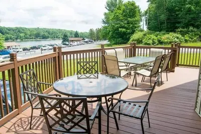 Image de Treasure Lake 5 Br Beach House with Hot Tub; Direct access to Beach & Playground