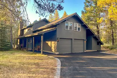 Image de Beautifully Remodeled, Steps to Fort Rock Park, A/C, Sharc Passes, Hot Tub.