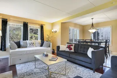 Image de Family-friendly Modern Home less than 5 min walk to Ski & Village! Sleeps 8