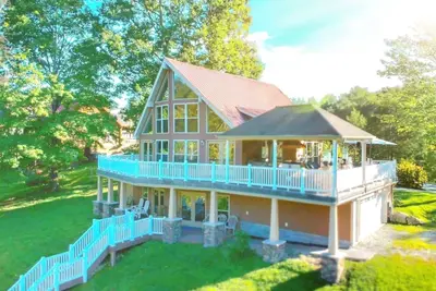 Image de Lakehouse with covered dock, slide, and outdoor kitchen! Close to I-75, trails.