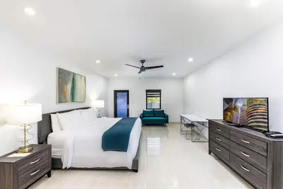 Image de Modern, Spacious King Bedroom in Boutique Hotel - Pool, Bicycles, Beach access