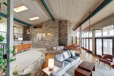 Image de Gorgeous Mcm Lake House on Lake Buchanan! Pool & Hot tub! The lake is full!