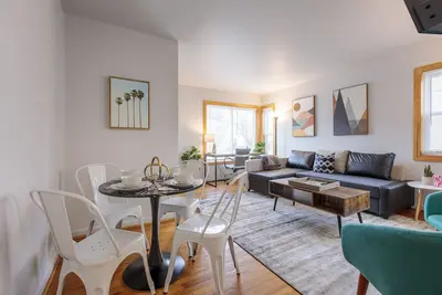 Image de Stylish & Spacious Royal Oak Getaway!