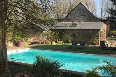 Longère de charme dans un écrin de verdure piscine chauffée