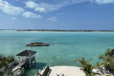 Image de Overlooking Moriah Harbour, new Thevine guest house Ii with its own pool & dock