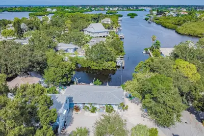 Image de 2 Bedroom Waterfront Apt In Ozona/Palm Harbor Beachcomber
