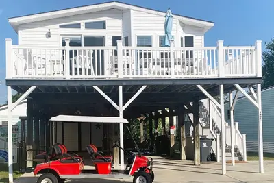 Image de Modern beach house, 1 block from beach, Pet friendly and golf cart included!
