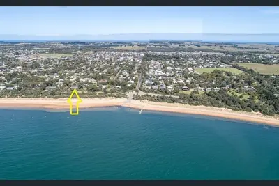 Image de Beach Front House with extensive water views, large deck and outdoor space