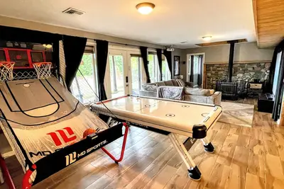 Image de Log Cabin Daylight Basement Family Fun Center, Hot Tub, Free Ev Charging