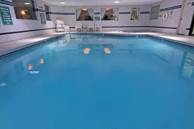 Image de Take An Amazing Vacation! Free Parking and Indoor Pool, Near  Boise Art Museum!