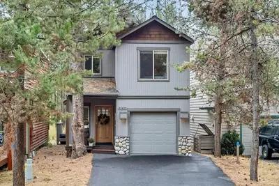 Image de Riverside Location with Ac, Ev charger, Fireplace, Bikes, Community Pool / Courts / Trails