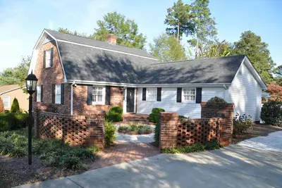 Image de Newly renovated cottage on quiet street with extremely private backyard oasis.