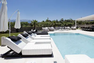 Image de Pristine villa with spa, cinema room, full privacy, only 100 meters from sandy beach