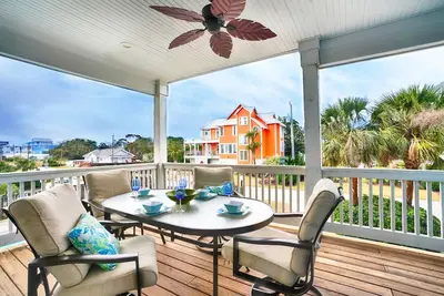 Image de Blue Bliss - 6 Bedroom Beach House -1 Block from Beach Access. Linens Included!