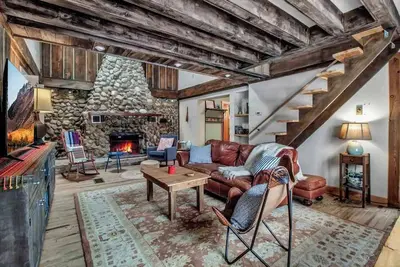 Image de Rustic Cabin with Wood Fireplace & Large Deck