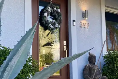 Image de Entire house located a walk or bike ride from bonita and barefoot beach!