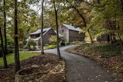 Image de 6 Acre Mountainside Property w/ Beautiful Views, Hot Tub, Game Room, Creek