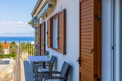 Apartment Barjaktarić 2 with a beautiful sea view in Malinska