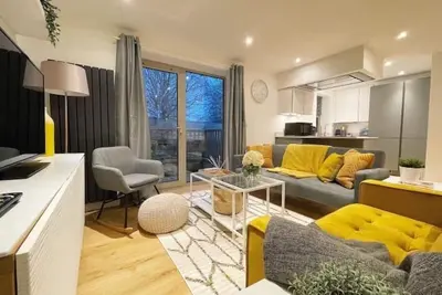 Image de Luxurious whole house with parking and garden.