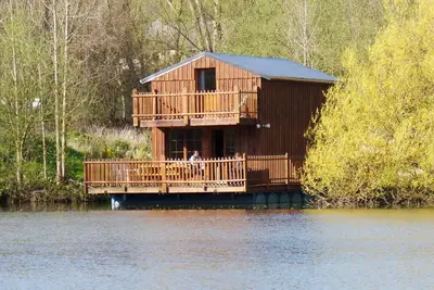 Image de cabane flottante  je n'suis pas du matin 4 6 pers