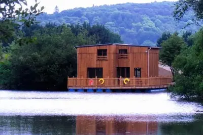 Image de cabane flottante elle fait son cinéma 8 10 pers