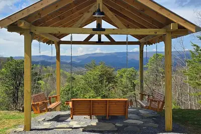 Image de Steamy Soaks with Scenic Views, Fireside Chats, Outdoor Showers & Game Nights - Jackson's Cabin
