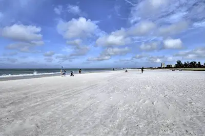 Bright Sarasota Bungalow - 5 Mi to Siesta Beach!