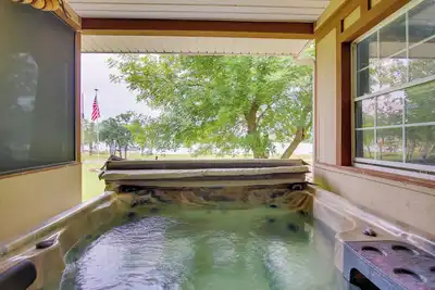 Image de Cozy Lake Eufaula Hideaway w\/ Fire Pit & Hot Tub!