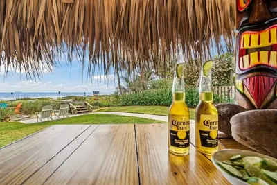 Image de Blue Horizon Oceanfront Home l Sleeps 14 l Private Beach Access