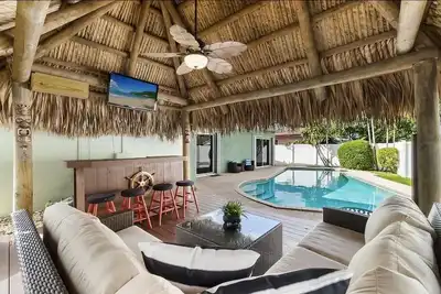 Image de Tiki Retreat! Pool/game room! 5min to Fll and Beach!