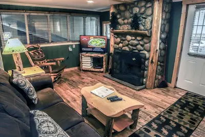 Image de 2 bedroom Chalet with Private enclosed Patio featuring a personal hot tub
