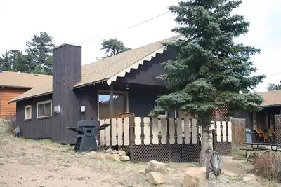 Image de Mountain Decor in this Two Bedroom Cabin with a beautiful mountain view from deck. Dog friendly