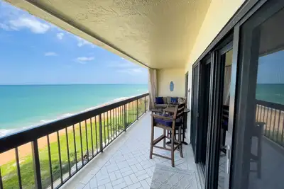 Image de Updated direct oceanfront corner condo with private balcony, heated pool and garage