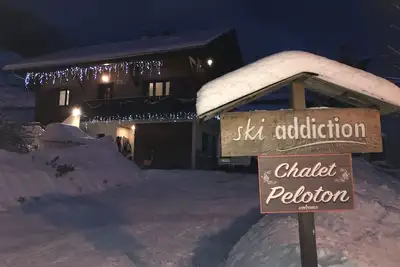 Image de fabuleux chalet alpin avec jacuzzi, sauna et terrasse.