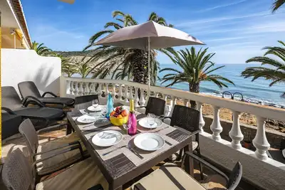 Image de 21g - Superb ocean front property - overlooking Palm trees and the sea. . .