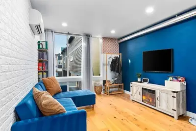 Image de Modern Townhome in Ideal Ballard location.