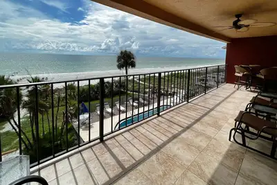Image de Socially Distant and Spacious Balcony Overlooking Indian Shores! Amazing View