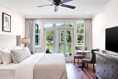 Image de Spacious Lakefront Suite w/ Screened Porch & WiFi - Pet Friendly