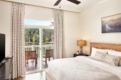 Image de Two-Story Villa Overlooking Lunker Lake w/ Kitchenette, WiFi, & Covered Porch