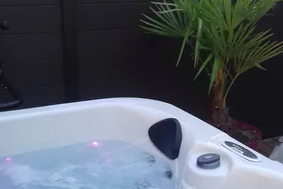 Image de La bulle d'Aire, Jacuzzi privé sur la terrasse