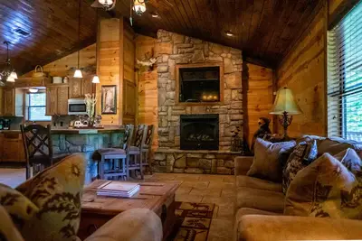 Image de Cozy Cabin Retreat in Gated Community • Kayaks & Fire Pit Included