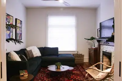 Image de Large and Modern 3 Bedroom Home with Big Yard