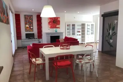 \"La Magnolia\" spacious duplex close to the beach, stores, services and art.