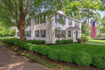 Image de The Amazing Pearl. Historical Luxury is part of this hidden gem! Upscale Home.