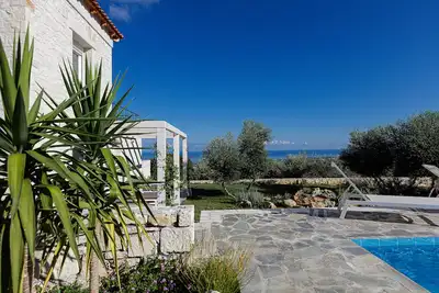 Villa with pool and sensational views